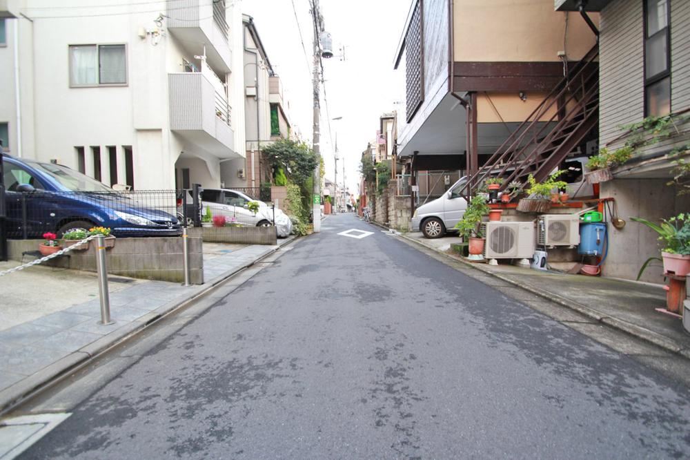 Local photos, including front road. Since it is a little over the entire surface of the road traffic, Also I think that you live in peace with your family which small children come.