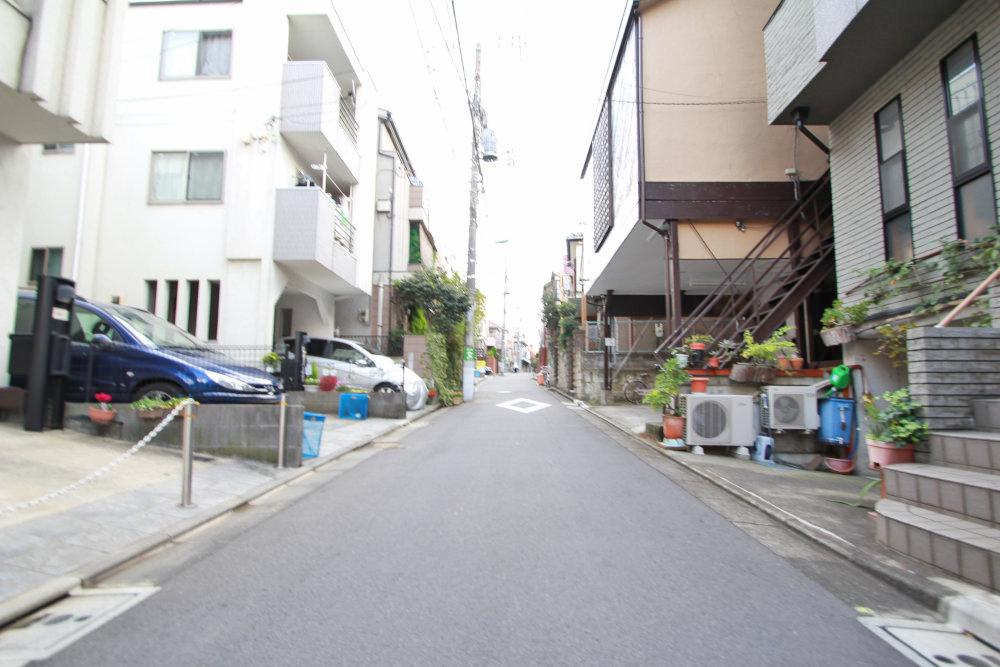 Local photos, including front road. It is the introduction of Shibuya-ku Honcho 2-chome of land. Keio Line "Hatsudai" station walk 11 minutes, Oedo Line "Nishi Chome" station walk 11 minutes. 2 is a wayside available.