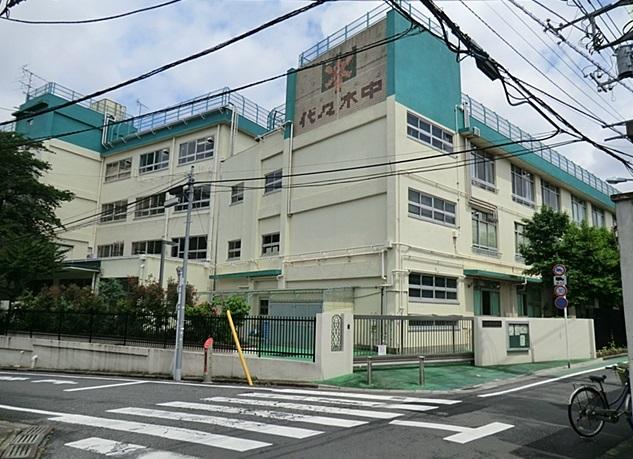 Junior high school. 1000m to Yoyogi junior high school