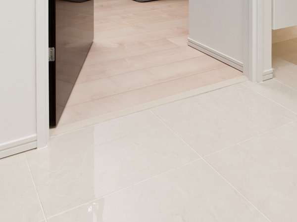 Other.  [Full-flat design] Such as falling stumbled, As much as possible to eliminate the floor level difference in the dwelling unit in order to avoid unexpected accidents in the dwelling unit, It has achieved a full flat floor.  ※ Entrance, Bathroom, Except for the doorway of the balcony. (Same specifications)