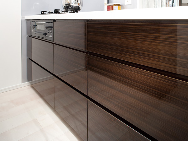 Kitchen.  [Kitchen surface material] To the door of the system kitchen, Gloss adopted a beautiful melamine mirror. (Same specifications)