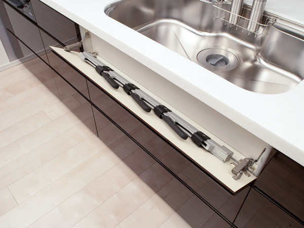 Kitchen.  [Kitchen knife pocket] To sink before the panel portion, Kitchen knife is Maeru pocket storage. Since frequently used kitchen knife is in the easily accessible location of the hand, And taken out smoothly and Hakadori is mise en place. (Same specifications)