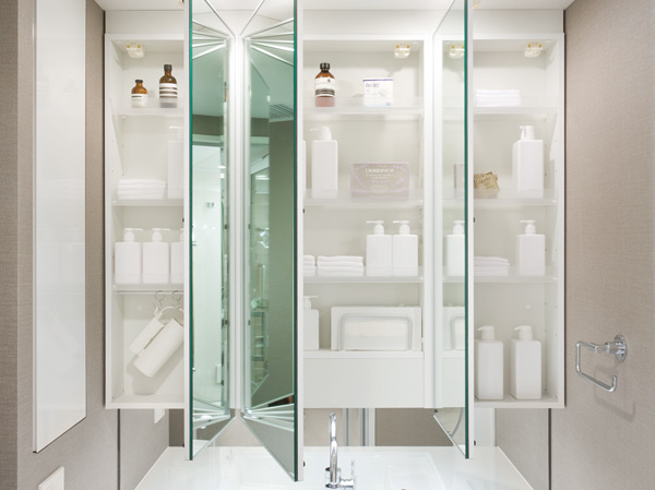 Bathing-wash room.  [Three-sided mirror with vanity (with hand lighting)] It has adopted a three-sided mirror with vanity, which also includes a three-sided mirror under mirror tailored to the child's point of view. Ensure the storage rack on the back side of the three-sided mirror. You can organize clutter, such as skin care and hair care products. (Same specifications)