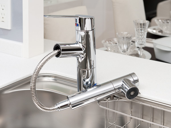 Kitchen.  [Single lever shower faucet] The amount of water in the lever operation one, Installing the temperature adjustable single-lever faucet. Since the pull out the shower head, It is also useful, such as sink cleaning. Also, It has a built-in water purification cartridge.  ※ Cartridge replacement costs will be separately paid. (Same specifications)