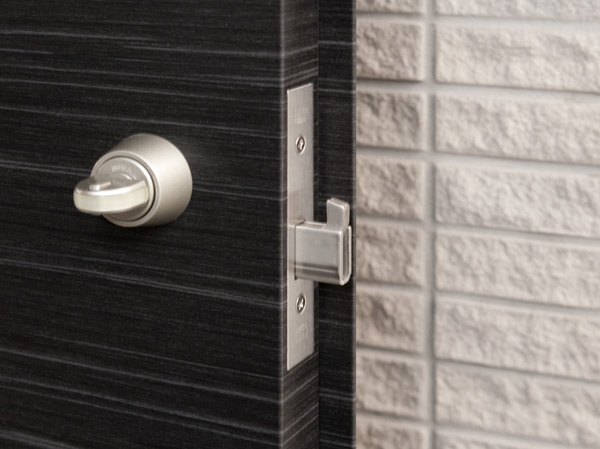 Security.  [Sickle dead bolt] Insert and bar between the frame and the door, As a countermeasure by deforming the door and the frame to the modus operandi of the pry unlocking with or remove the dead bolt received, It has adopted a sickle dead bolt Seridasu sickle of the bracket and locking the key to the front door. (Same specifications)