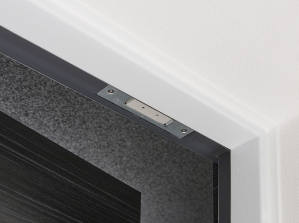 Security.  [Security sensors] Entrance door, Window facing the roof balcony of the dwelling unit with a roof balcony, Set up a crime prevention sensor for some window of A-1 type 3 floor dwelling unit. When the opening crime prevention sensor is installed is opened while security set, Sensor reacts, It sounds an alarm in the dwelling units within the intercom master unit and the Genkanshi machine, Place a abnormal signal to the security company. (Same specifications)