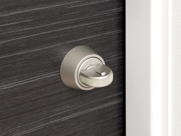 Security.  [Crime prevention thumb turn] Tool was adopted switched security thumb that corresponds to the incorrect tablet would turn the thumb placed on the inside of the door (the top one place). (Same specifications)