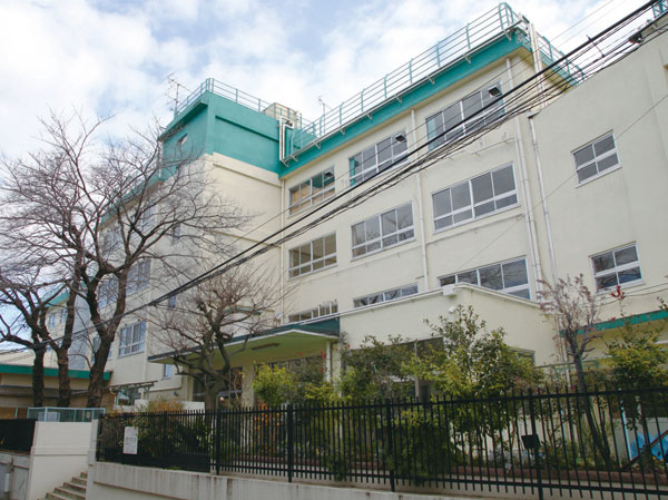Surrounding environment. Municipal Yoyogi junior high school (about 630m ・ An 8-minute walk)