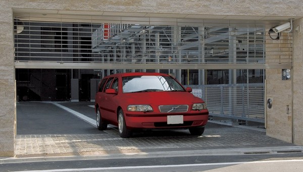 Parking is in the doorway with "electric shutter gate" (same specifications)