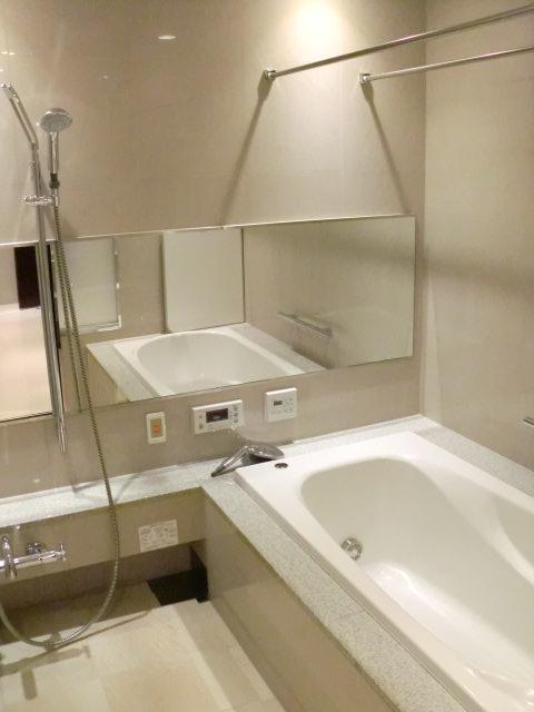Bathroom. Indoor (January 2013) Shooting 1822 spacious bathroom size