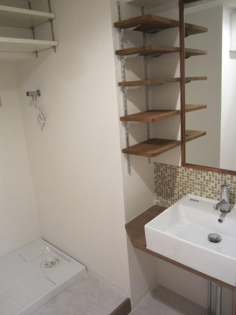 Wash basin, toilet. Indoor (11 May 2013) Shooting