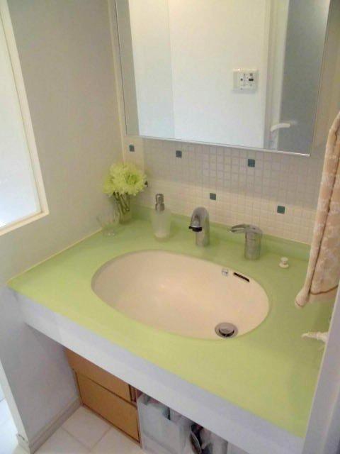 Wash basin, toilet. Indoor (10 May 2013) Shooting