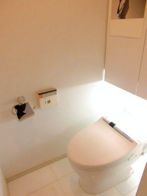 Toilet. Indoor (10 May 2013) Shooting