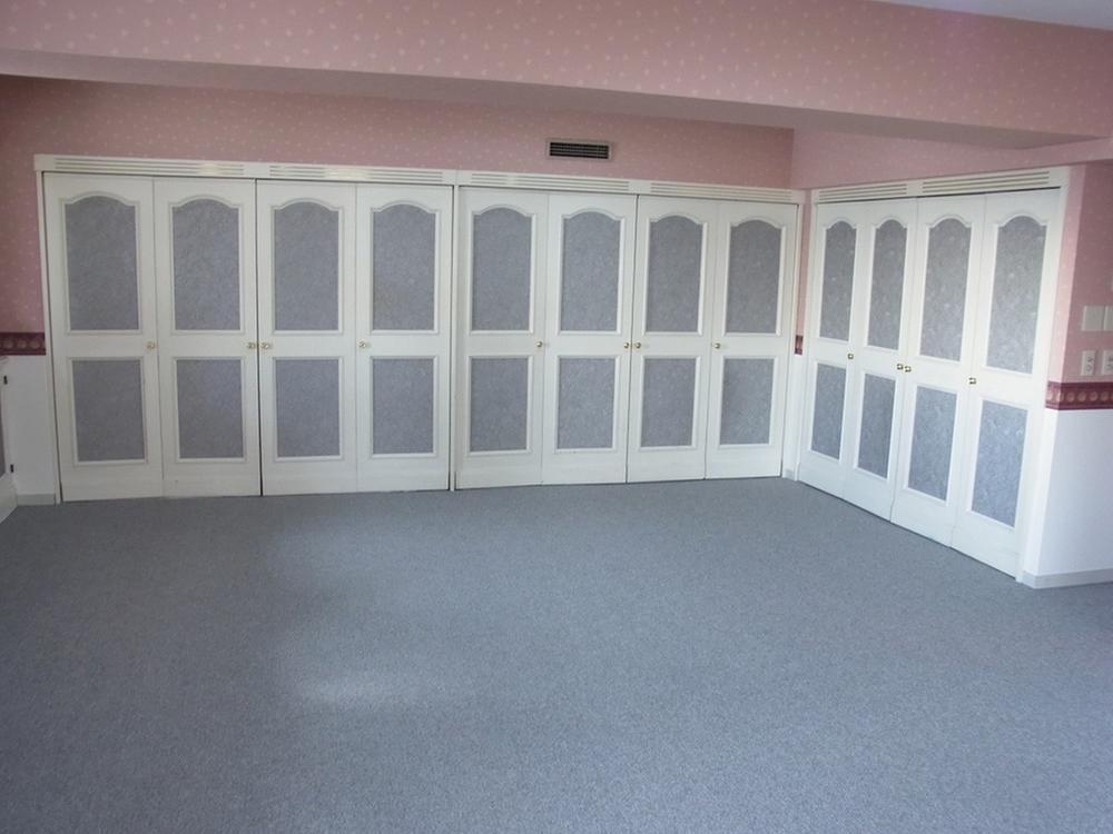 Non-living room. About 83.08 square meters