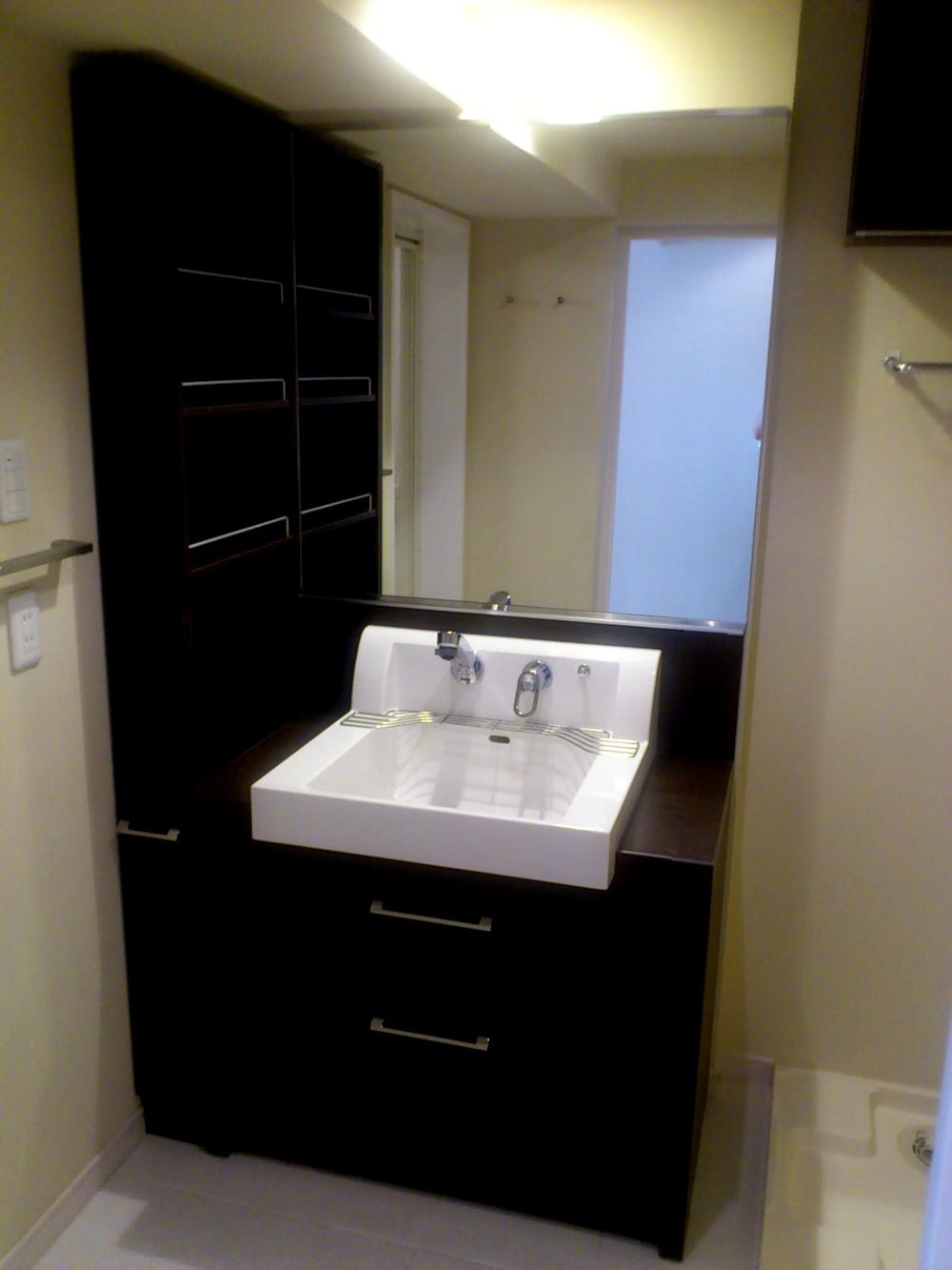 Wash basin, toilet. Indoor (10 May 2013) Shooting