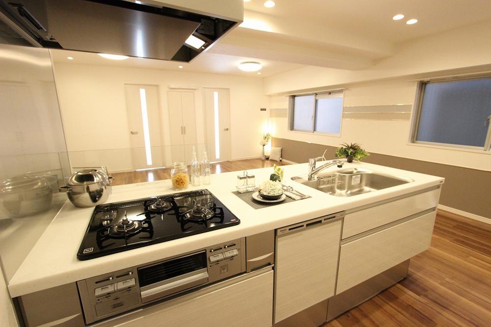 Kitchen. Face-to-face open kitchen There is room on the workbench, Also it comes with a counter Indoor (12 May 2013) Shooting