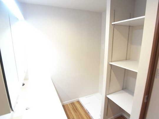 Wash basin, toilet. There is a storage and washing machine area of ​​the towel putting the rear of the vanities.