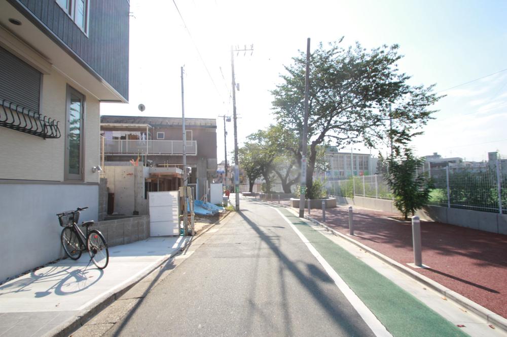 Local photos, including front road. Front road is a refreshing sense of unexpected Rashikara city center because it is a public road 4.5m.