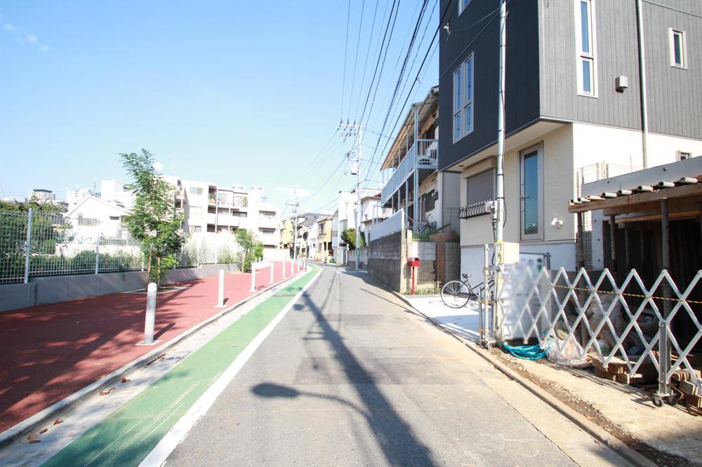 Local photos, including front road. Traffic is also less calm road.