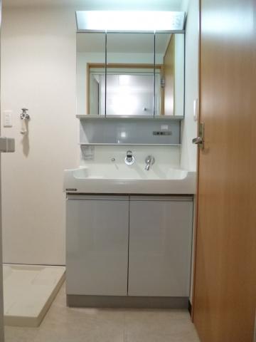 Wash basin, toilet
