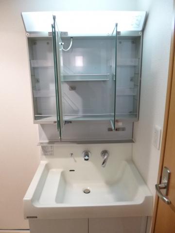 Wash basin, toilet. Back the storage portion of the mirror