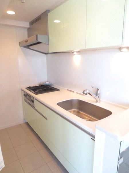 Kitchen. The kitchen is, 3-burner stove with grill ・ Hanging door ・ It will be fully equipped with water purification machines internal organs with faucet.