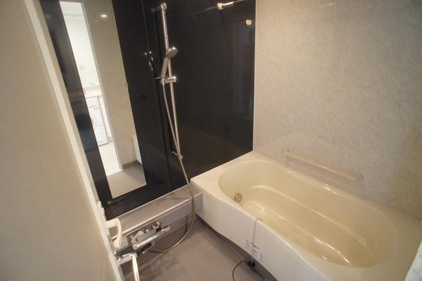 Bathroom. Since the bathroom is the low-floor type, It will be able to use with confidence towards the children and the elderly.