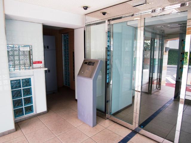 Entrance. Common areas