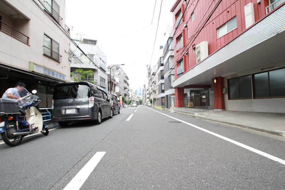 Local photos, including front road. It is a neighborhood of the town. 