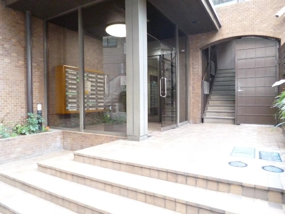 Entrance. Common areas