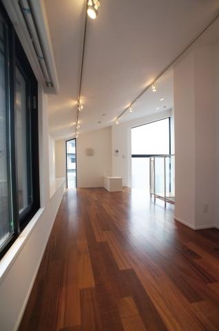 Non-living room. Immediate Available / 2 along the line more accessible / LDK18 tatami mats or more / Super close / It is close to the city / System kitchen / Corner dwelling unit / All room storage / top floor ・ No upper floor / Face-to-face kitchen / Bathroom 1 tsubo or more / Warm water washing toilet seat / Urban neighborhood / Walk-in closet / All room 6 tatami mats or more