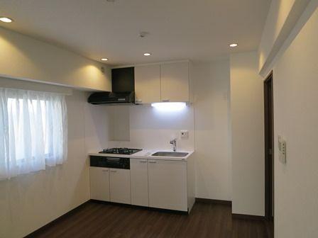 Living. Exposure to the sun ・ Good view, Ventilation is also good per corner room.  New interior renovation completed.