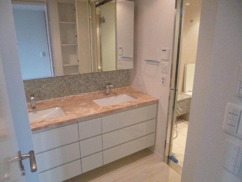 Wash basin, toilet. Room (August 2013) Shooting