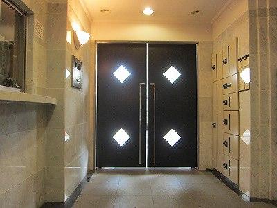 Entrance. Common areas