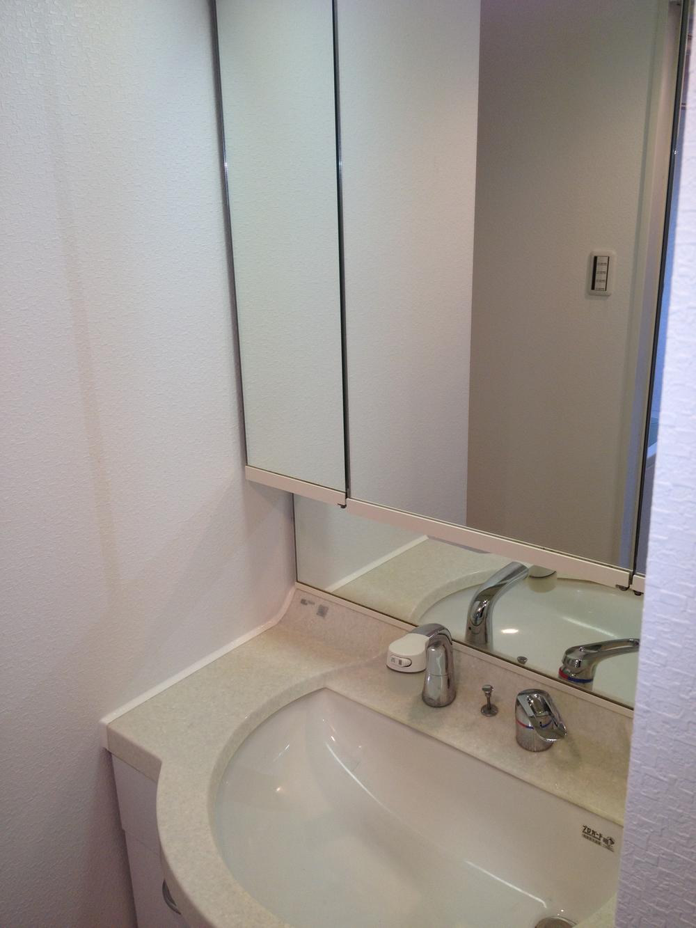 Wash basin, toilet. Indoor (December 2013 shooting)