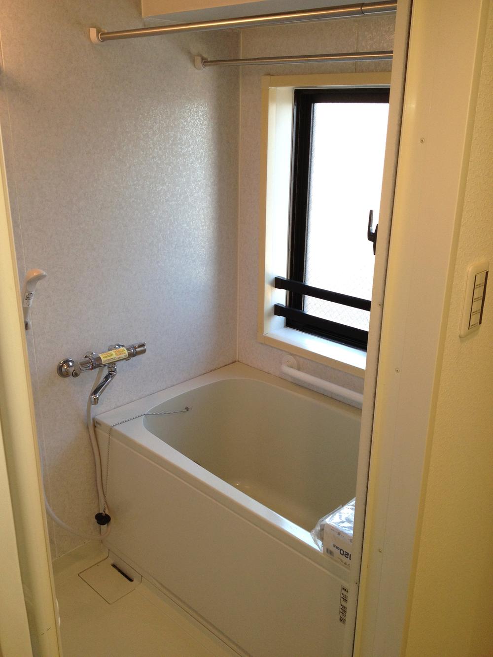 Bathroom. Indoor (December 2013 shooting)