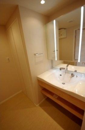 Wash basin, toilet