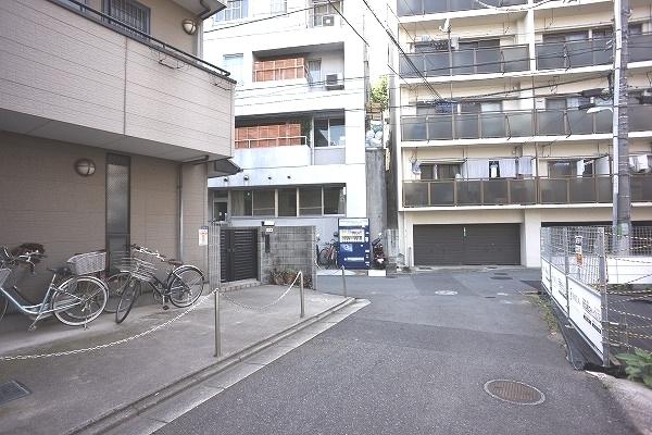 Local photos, including front road. Frontal road