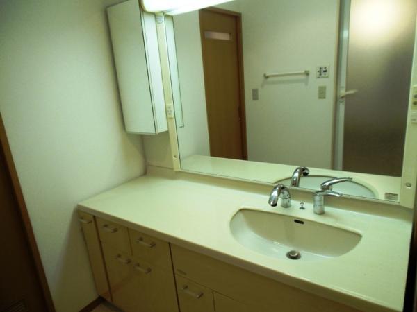 Wash basin, toilet