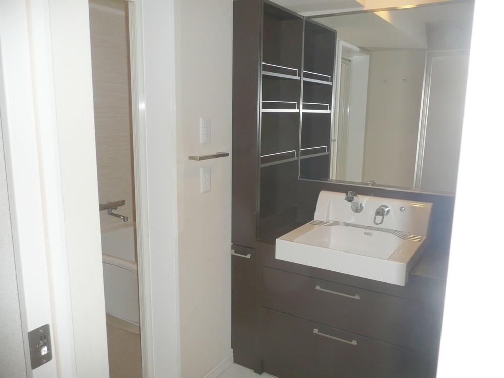 Wash basin, toilet. Washroom
