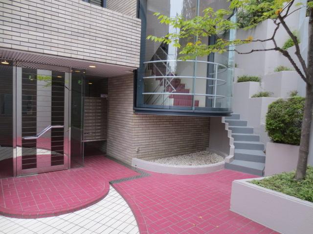Entrance. Common areas