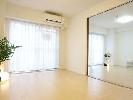 Living. ~ It is already a new interior renovation. Please have a look once a reborn room. ~ ◆ Furnished Property ◆ Hatagaya is Station 3-minute walk of the station near the location ◆ Since the living room and Western is a movable partition, You can use it to flexible ◆