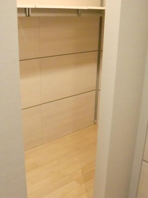 Receipt. Indoor (January 2013) Shooting Walk-in closet
