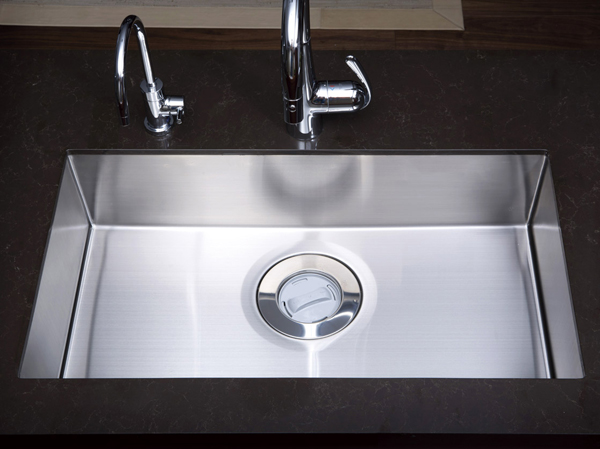 Kitchen.  [Quiet wide sink] It is a thickness of about 1mm stainless steel sink to produce at the dish carefully hand sheet metal by bending and welding craftsman.