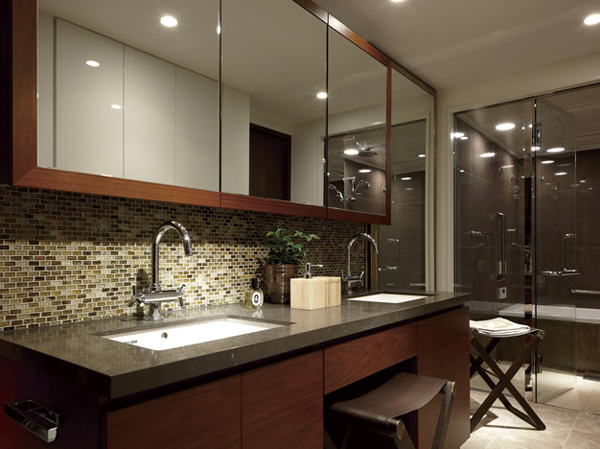 Bathing-wash room.  [DRESSING ROOM] High hardness excellent in wear resistance, Vanity which adopted the new material top plate and pottery made of square bowl of low water absorption. I feel the modern also among the classic atmosphere such as adopting a Grohe Co. faucet.