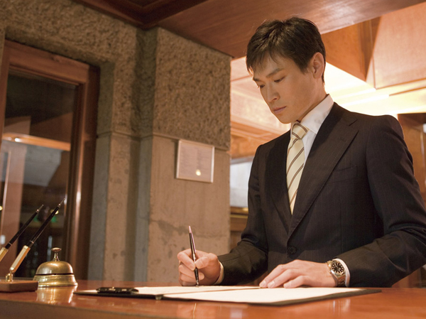 Features of the building.  [Concierge support the lives of full-time] Place the concierge counter on the first floor entrance hall. Concierge of full-time working, Your tenants ・ Including the delicate answering to your visitors like, Various agency ・ Referral service, etc., It supports a comfortable everyday. (Reference photograph)