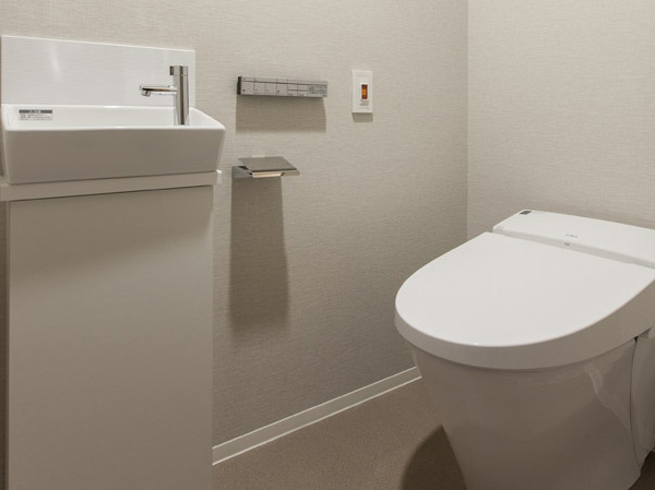 Bathing-wash room.  [Tankless toilet (hand washing with cabinet)] Clean warm water wash, Standard equipped with a stylish tankless toilet with a heating toilet seat function. It has provided a hand washing with a cabinet in the toilet. (Model Room G2 type ※ Including some paid options / Application deadline Yes)