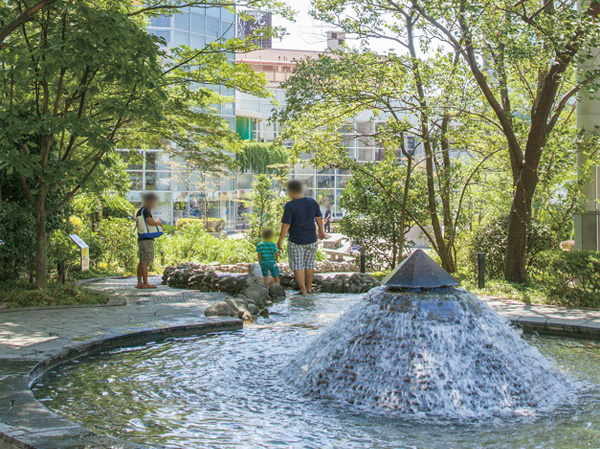 Surrounding environment. "Sasazuka" Station 6-minute walk from the south exit. Independence and open feeling blessed of the park adjacent. (NA building patio / About 120m ・ A 2-minute walk)
