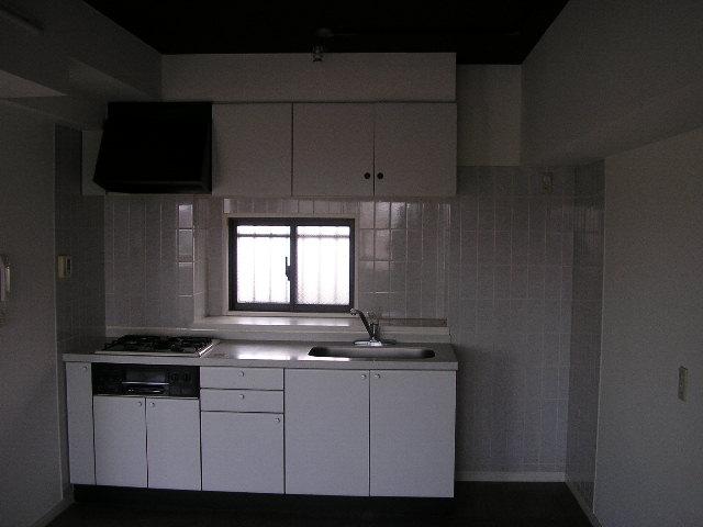 Kitchen. 3-neck gas stove