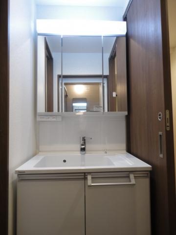 Wash basin, toilet